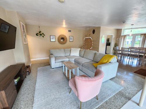 Televisyen dan/atau pusat hiburan di GardenHouse @AudubonPark Sleeps 8