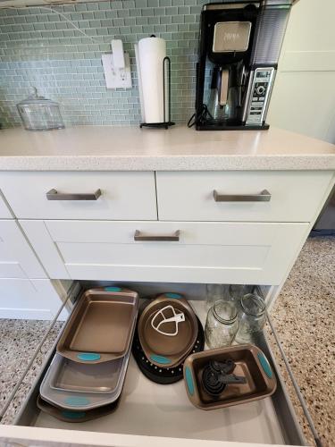 Dapur atau dapur kecil di GardenHouse @AudubonPark Sleeps 8