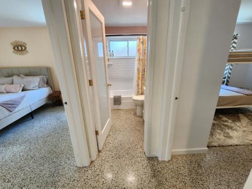 Katil atau katil-katil dalam bilik di GardenHouse @AudubonPark Sleeps 8