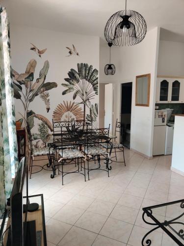 une salle à manger avec une table et des chaises dans une pièce dans l'établissement La perle du Louvre, à Menton