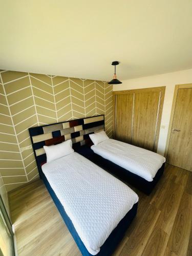 Cama o camas de una habitación en Appartement Cozy avec piscine
