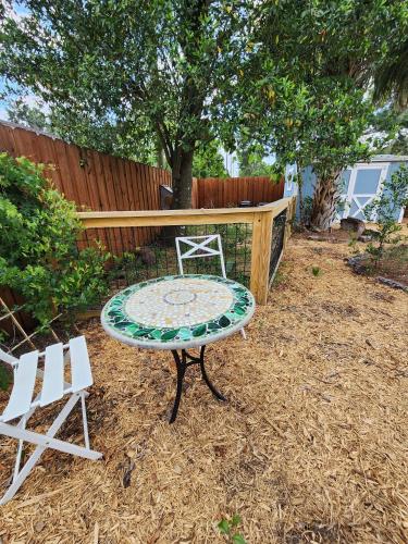 Taman di luar GardenHouse @AudubonPark Sleeps 8