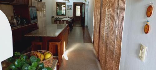 a kitchen with a counter and some baskets of fruit at Aeropuerto a 5' y Ruta del Vino a 100 mts in Salta