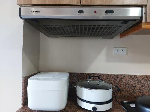 Dapur atau dapur kecil di Evergreen Suites Baguio Condo Home Loft