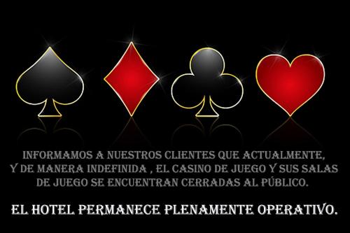 um grupo de fichas de poker e corações sobre um fundo preto em Hospedium Hotel Casino Del Tormes em Salamanca