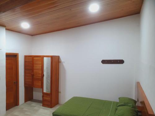 una camera con letto e soffitto in legno di Suite amoblada en Santa Cruz a Puerto Ayora
