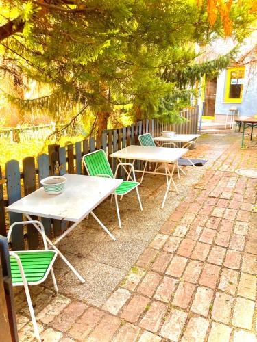 a picnic table and chairs in front of a fence at Apartment & Monteurzimmer in Vienna