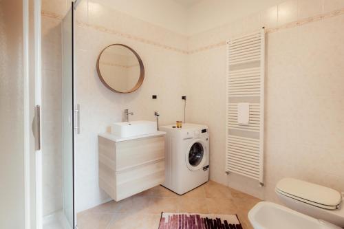 La salle de bains est pourvue d'un lave-linge et d'un lavabo. dans l'établissement Porta Torre Como Apartment - By Relais Di Giada, à Côme