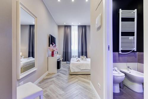 ローマにあるHanky Suiteのバスルーム(洗面台、トイレ、バスタブ付)