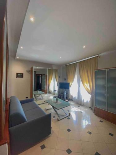 a living room with a couch and a glass table at Elegante appartamento nel cuore di Ferrara in Ferrara