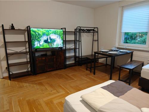 sala de estar con TV de pantalla plana y mesa en 2BR Apartment, Parking, Wi-Fi, TV in Berlin Karow, en Berlín