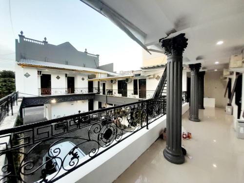 A balcony or terrace at Hotel Srikandi Baru