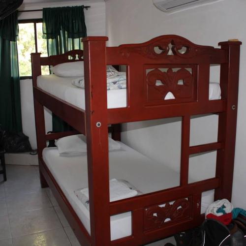 Hotel Villa Rocio Curumani في Curumaní: سرير بطابقين في غرفة