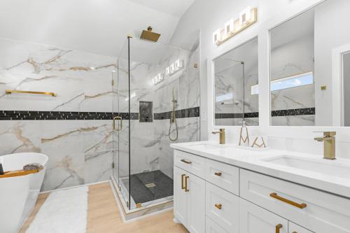 een badkamer met een douche en een wastafel bij Villa De Briley in Houston