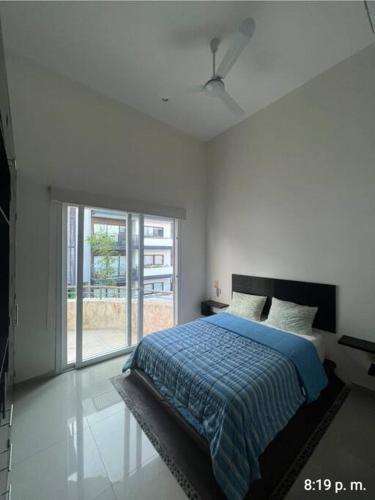 Habitación blanca con cama y ventana en Hermoso condominio con alberca, en Playa del Carmen