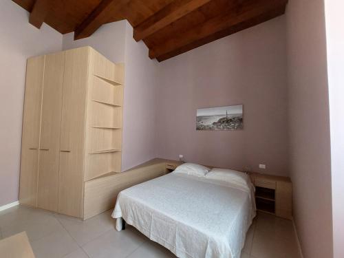 niewielka sypialnia z łóżkiem i szafką w obiekcie A Casa di Andry w mieście Loreto