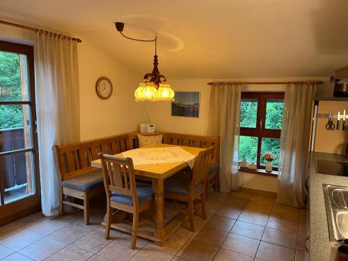 mesa de comedor con sillas y lámpara de araña en Haus am Wald en Marktschellenberg