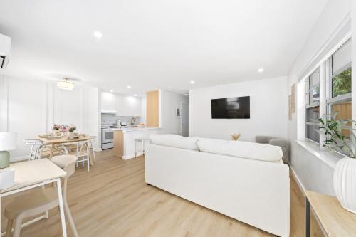 Η κουζίνα ή μικρή κουζίνα στο M Lake Worth Beach - Modern Villas Near West Palm Beach, Chic Retro Vibes, King Bed, Cozy Backyard, BBQ, Workspace, High-Speed Internet, Free Parking, 5 Minutes to Downtown & Beach