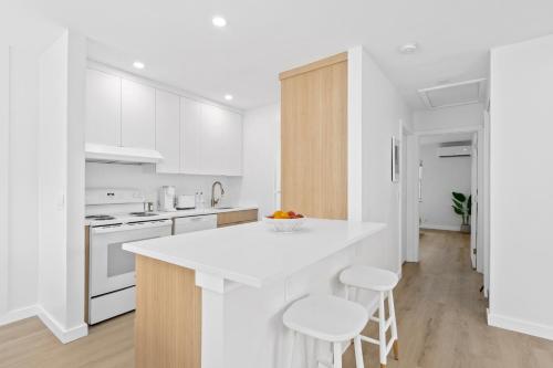 Η κουζίνα ή μικρή κουζίνα στο M Lake Worth Beach - Modern Villas Near West Palm Beach, Chic Retro Vibes, King Bed, Cozy Backyard, BBQ, Workspace, High-Speed Internet, Free Parking, 5 Minutes to Downtown & Beach