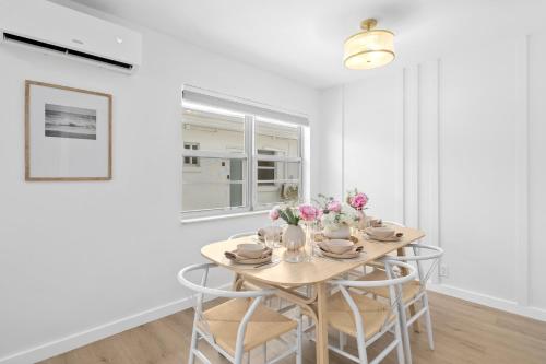 Η κουζίνα ή μικρή κουζίνα στο M Lake Worth Beach - Modern Villas Near West Palm Beach, Chic Retro Vibes, King Bed, Cozy Backyard, BBQ, Workspace, High-Speed Internet, Free Parking, 5 Minutes to Downtown & Beach