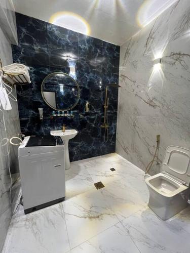 een badkamer met een wastafel en een toilet bij عجمان كورنيش in Ajman 