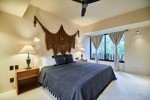 Postel nebo postele na pokoji v ubytování Afra 3 Beautiful jungle house with private pool