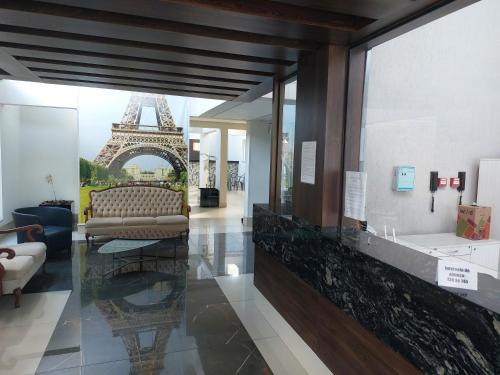 a lobby with a view of the eiffel tower at Apto ótima localização, self check-in, wi-fi, varanda e vista linda - 401 in Lagoa Santa