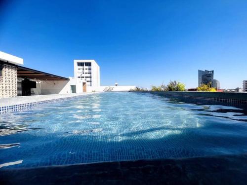 a swimming pool on the roof of a building at Departamento 2do y 3er anillo in Santa Cruz de la Sierra