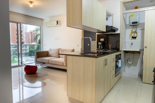 Habitech soho 55-2 في بارانكويلا: مطبخ وغرفة معيشة مع أريكة