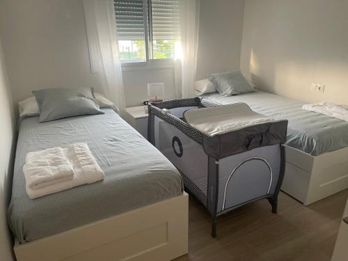een slaapkamer met 2 bedden en een raam bij Anpartamento con Encanto Costa Ballena in Costa Ballena