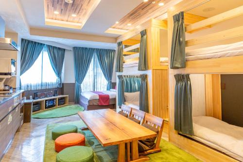 東京的住宿－Hotel Pasela Living，一间带餐桌的房间和一间卧室