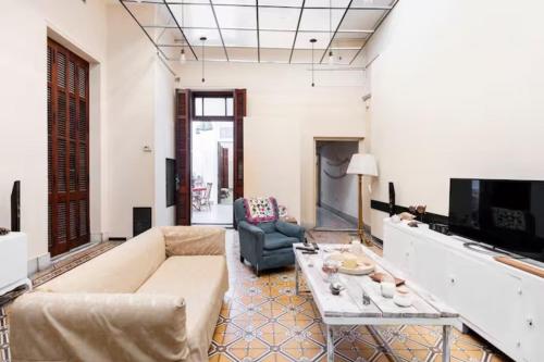 a living room with a couch and a table at Casa Boedo in Buenos Aires