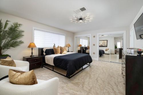een slaapkamer met een bed en een woonkamer bij Single Story minutes from Summerlin with RV Parking & Dog Friendly in Las Vegas