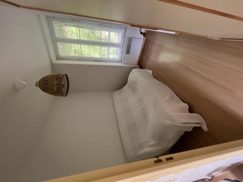 ル・モンドールにあるAppartement Mont-Dore, 3 pièces, 5 personnes - FR-1-415-60の窓付きの小さな部屋のベッド1台分です。