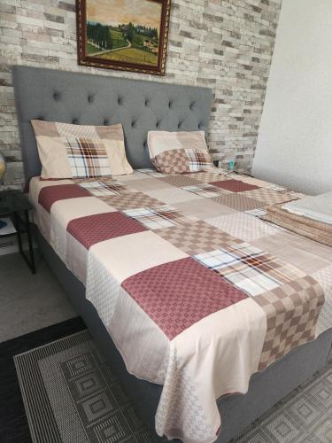 - une chambre avec un lit doté d'une couette dans l'établissement Stockholm Guest apartment, 