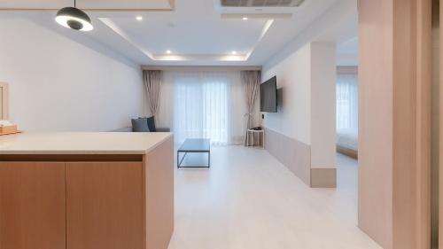 an office lobby with a desk and a tv on a wall at Geoje Mongdol Beach H Avenue Hotel in Geoje 
