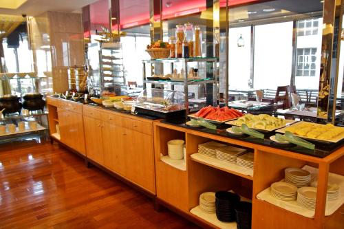 een buffet in een restaurant met eten dat wordt uitgestald bij Hotel Les Champs in Jiaoxi