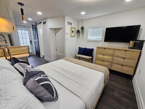 um quarto com uma cama e uma televisão de ecrã plano em The Hideaway DT Orlando Tiny Home w Free Parking em Orlando