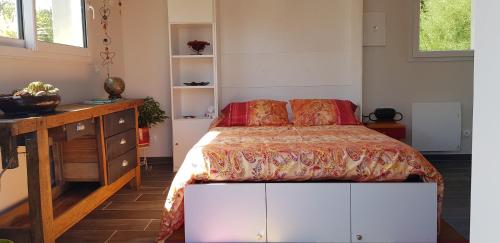 - une chambre avec un lit et une commode dans l'établissement L Hyppo Camp', à Oye-Plage