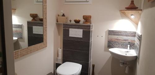een badkamer met een toilet en een wastafel bij L Hyppo Camp' in Oye-Plage