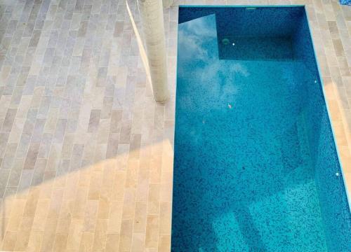 una piscina con agua azul en una habitación en Casa con alberca., en Tamazunchale
