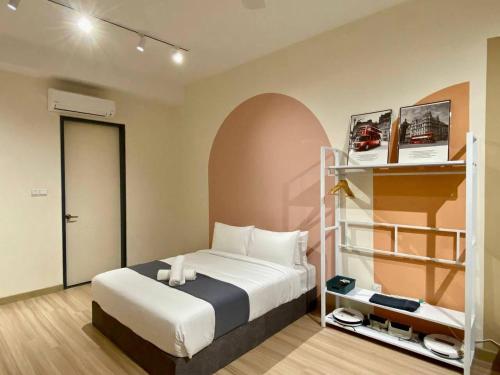 een slaapkamer met een bed en een plank met een bed sidx sidx sidx bij Puchong New Private Pool & Jacuzzi up to 30 Pax in Puchong