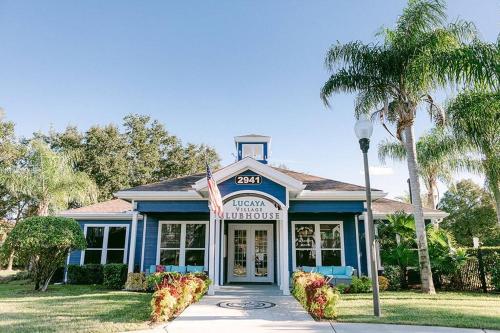 una casa azul con un cartel en la parte delantera en ABC Vacation Homes, en Kissimmee