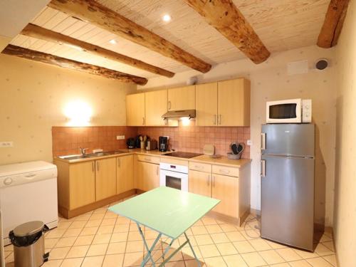 Nhà bếp/bếp nhỏ tại Gîte Murat-Chastel-sur-Murat, 2 pièces, 4 personnes - FR-1-742-48