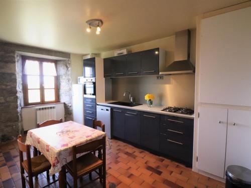 Una cocina o zona de cocina en Gîte Montboudif, 3 pièces, 4 personnes - FR-1-742-59