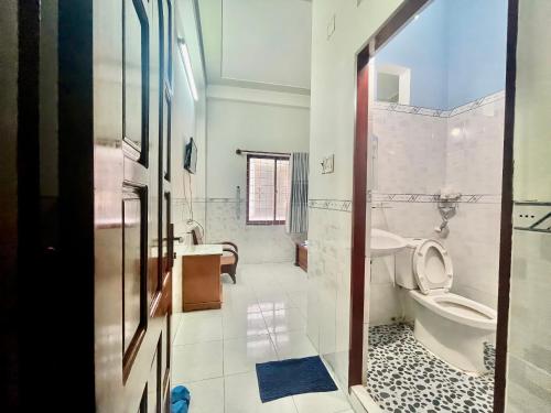 une salle de bains avec toilettes et lavabo dans l'établissement Nhà Nghỉ Hải Đăng, à Quy Nhơn