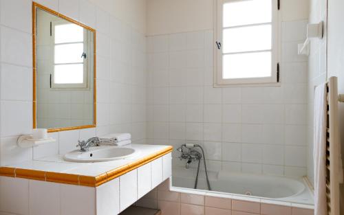 A bathroom at Lagrange Vacances Domaine de Fayence