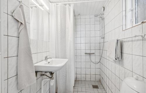 y baño blanco con lavabo y ducha. en Gorgeous Home In Munkebo With Kitchen, en Munkebo