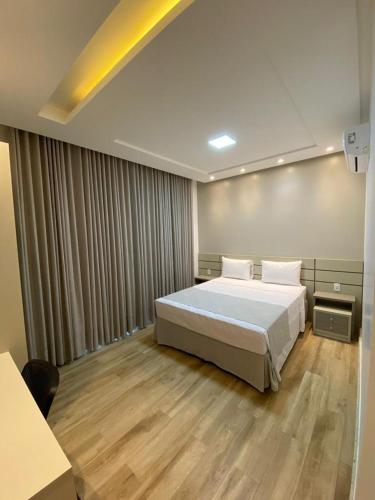 - une chambre avec un grand lit dans l'établissement Hotel Pé de Serra, à Nossa Senhora da Glória