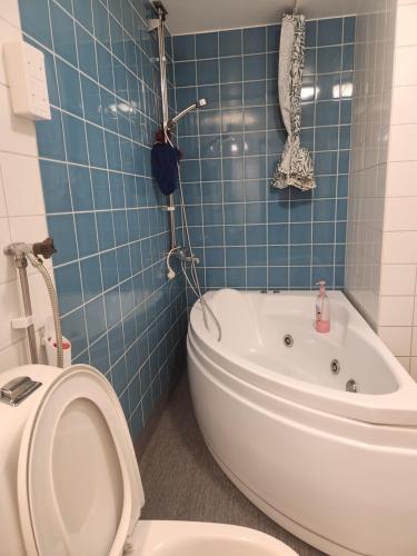 La salle de bains est pourvue d'une baignoire, de toilettes et d'un lavabo. dans l'établissement Stockholm Guest apartment, 